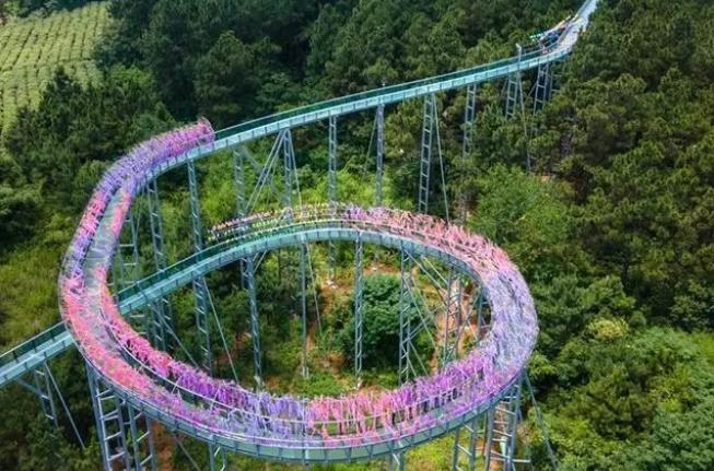 玻璃水滑道&mdash;&mdash;一款網(wǎng)紅景區(qū)必備的游樂設(shè)施