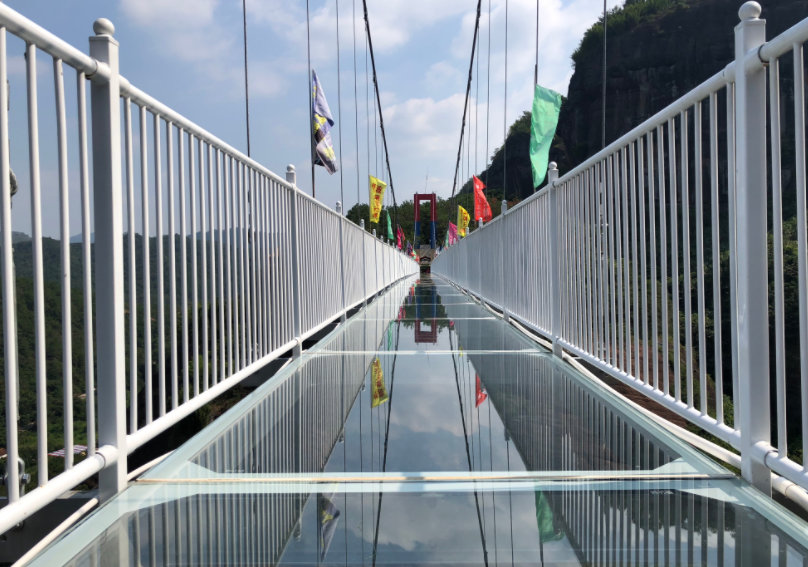 景區(qū)網(wǎng)紅項目&mdash;&mdash;玻璃吊橋吸引上萬游客拍照